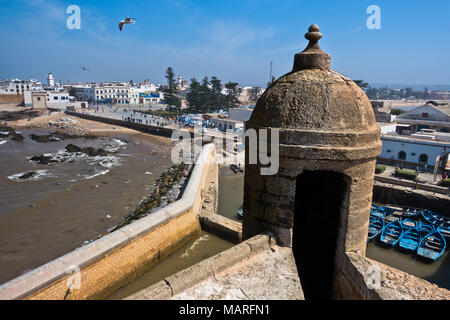 Essaouira antenna paesaggio panoramico vista dalla vecchia fortezza presso la costa dell'oceano atlantico in Marocco Foto Stock