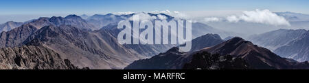 Panorama di Toubkal e altre cime delle montagne più alte di Alto Atlante in Toubkal national park, Marocco Foto Stock