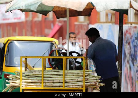 Bangalore, India - 20 Ottobre 2016: Sconosciuto street lato venditore di estrarre il succo dalla canna da zucchero nella zona Shivajinagar. Foto Stock