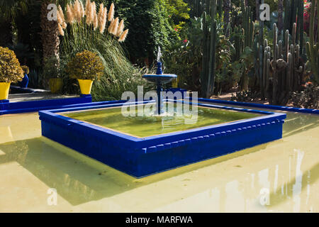 Fontana con una piccola piscina al tramonto nel giardino Majorelle a Marrakech, Marocco Foto Stock