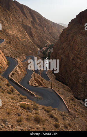 Curva strada tortuosa visto dalla parte superiore della gola Dadas in Marocco Foto Stock