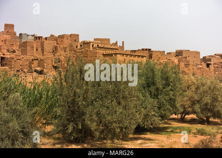 Villaggio berbero è costruito in stile Casbah vicino Todra gorge nella metà Atlas, Marocco Foto Stock