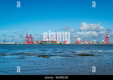 Terminal traghetti liverpool Bootle docks da New Brighton faro sul Wirral vicino a Birkenhead liverpool North West England Regno Unito Foto Stock