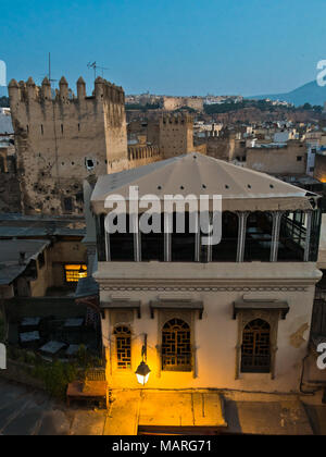 Dettagli architettonici al blue ora, la medina di Fez, Marocco Foto Stock