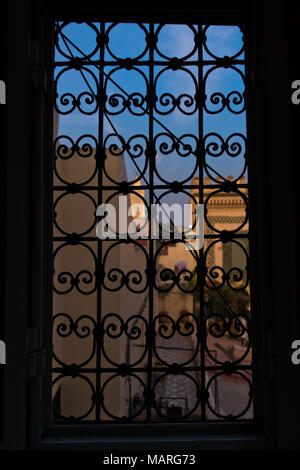 Dettagli architettonici al blue ora, la medina di Fez, Marocco Foto Stock