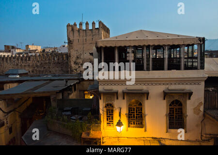 Dettagli architettonici al blue ora, la medina di Fez, Marocco Foto Stock