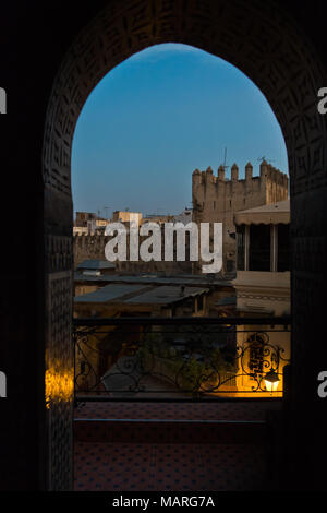 Dettagli architettonici al blue ora, la medina di Fez, Marocco Foto Stock