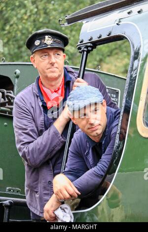 Un ritratto del conducente e il suo vigile del fuoco guardando verso il basso il lato di Repton, una verde motore di vapore sulla North York Moors Railway. Foto Stock