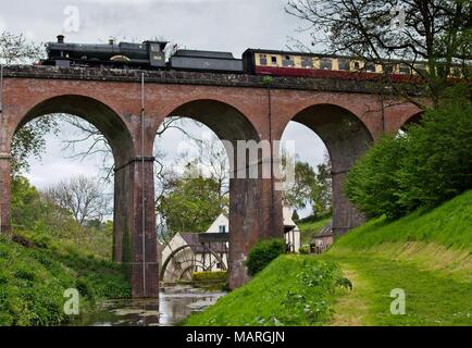 Una vista delle tre arcate del viadotto Oldbury con il passaggio di un treno a vapore e una vista di Daniels mulino ad acqua sotto. Foto Stock