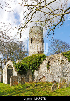 Le rovine della chiesa di San Teobaldo a grande Hautbois vicino Coltishall, Norfolk, Inghilterra, Regno Unito, Europa. Foto Stock