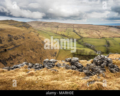 Vista su Malhamdale da un punto di vista sopra Gordale Scar vicino Malham Yorkshire Dales Inghilterra Foto Stock