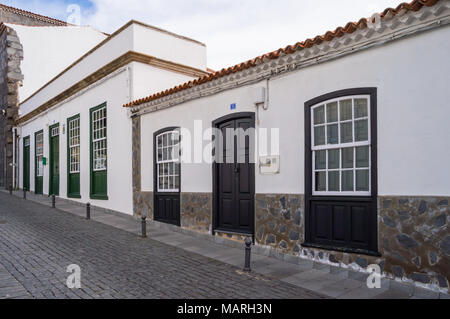 Due facciate delle case con i tipici Isola Canarie architettura sul isola di Tenerife Foto Stock