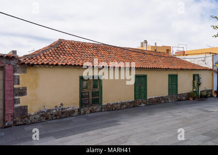 Due facciate delle case con i tipici Isola Canarie architettura sul isola di Tenerife Foto Stock