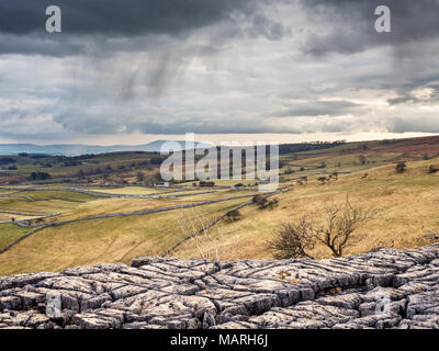 La pioggia caduta Malhamdale da Malham Cove con Pendle Hill all'orizzonte Malham Yorkshire Dales Inghilterra Foto Stock