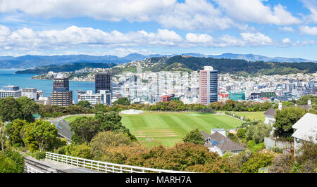 Lo skyline di Wellington e kelburn park e campo da cricket dal Kelburn funivia stazione Wellington Nuova Zelanda Nuova Zelanda Wellington NUOVA ZELANDA nz Foto Stock