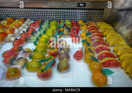 Cefalù, Sicilia, Italia 26 Agosto 2015. Il tradizionale "Pasta di Martorana", i dolci di pasta di mandorle chiamati anche marzapane. Imitare l'aspetto Foto Stock