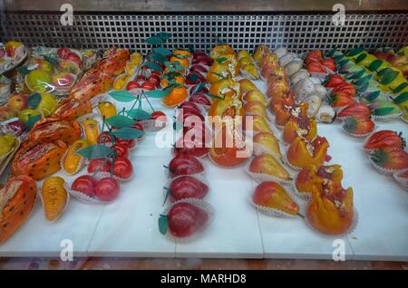 Cefalù, Sicilia, Italia 26 Agosto 2015. Il tradizionale "Pasta di Martorana", i dolci di pasta di mandorle chiamati anche marzapane. Imitare l'aspetto Foto Stock