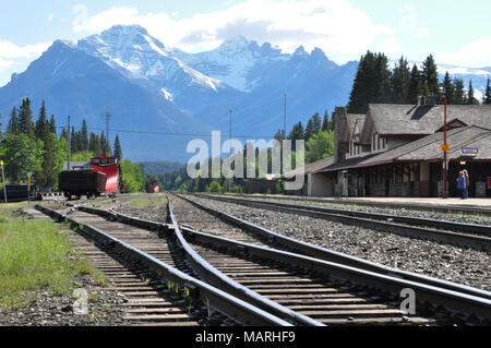 Stazione di Banff è stato originariamente costruito per la Canadian Pacific Railway ma è ora utilizzato da rocky mountaineer e Royal Canadian Pacific per rail tour serv Foto Stock