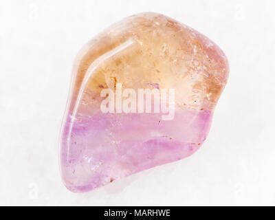 Le riprese in modalità macro di minerale naturale campione di roccia - burattati ametrino gemma bianca su sfondo marmo dal Brasile Foto Stock