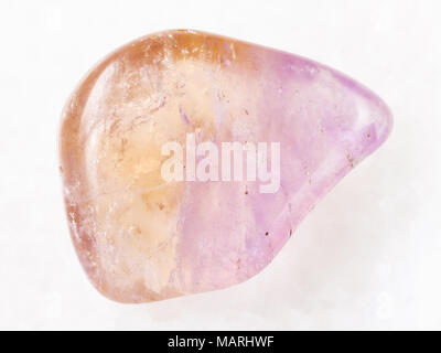 Le riprese in modalità macro di minerale naturale campione di roccia - lucidato ametrino gemma bianca su sfondo marmo dal Brasile Foto Stock
