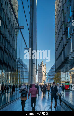 La gente camminare lungo più Londra Riverside nel ponte di Londra City di Londra, Inghilterra, Regno Unito. Foto Stock