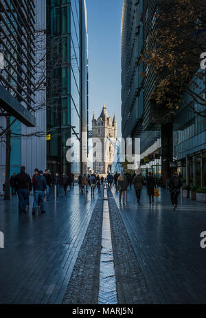 Scorcio del Tower Bridge da più Luogo di Londra, London Bridge City di Londra, Inghilterra, Regno Unito. Foto Stock