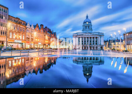 Nottingham, Inghilterra - Aprile 04, 2018: vista sulla piazza del mercato di Nottingham Consiglio costruzione Casa dietro. Foto Stock