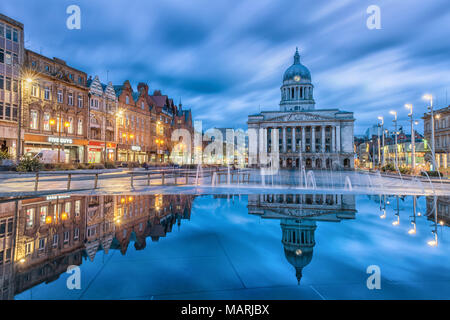 Nottingham, Inghilterra - Aprile 04, 2018: vista sulla piazza del mercato di Nottingham Consiglio costruzione Casa dietro. Foto Stock