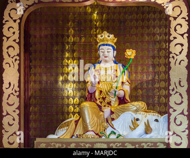 Hacienda Heights, CA, Stati Uniti d'America - 23 Marzo 2018: Vista dettagliata del Bodhisattva Samantabhadra presso il padiglione di bodhisattvas a Hsi Lai tempio buddista. Cornice decorativa Foto Stock