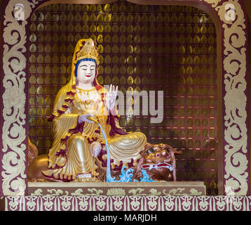 Hacienda Heights, CA, Stati Uniti d'America - 23 Marzo 2018: Vista dettagliata del Bodhisattva Avolokitesvara presso il padiglione di bodhisattvas a Hsi Lai tempio buddista. Cornice decorativa Foto Stock