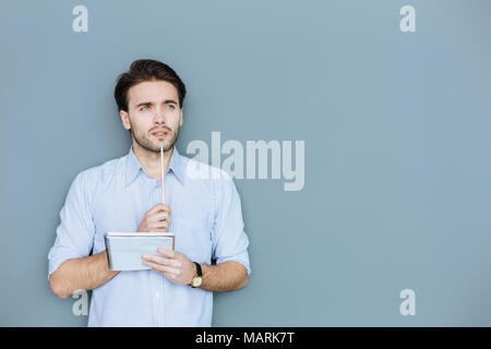 Bella considerato l uomo alla ricerca di idee Foto Stock