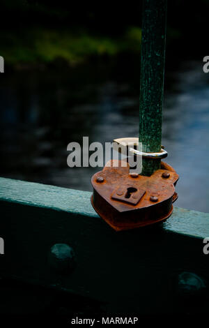 Lovelocks su un ponte con il fiume che scorre al di sotto di Foto Stock