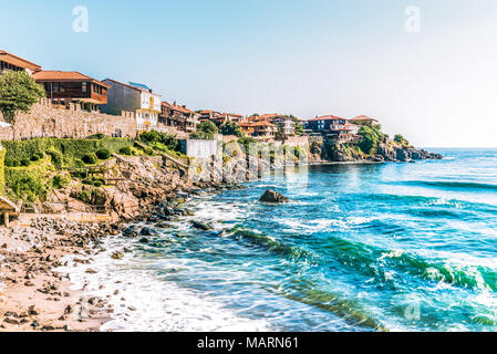 Frammento della vecchia città di Sozopol, Bulgaria. Vista della baia sul Mar Nero in città. Foto Stock