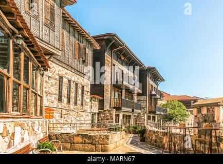 Frammento di La strada, marciapiede e edifici tradizionali nella vecchia città di Sozopol, Bulgaria. Foto Stock