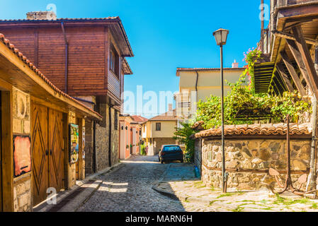 Frammento di La strada, marciapiede e edifici tradizionali nella vecchia città di Sozopol, Bulgaria. Foto Stock