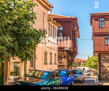 Frammento di La strada, marciapiede e edifici tradizionali nella vecchia città di Sozopol, Bulgaria. Foto Stock