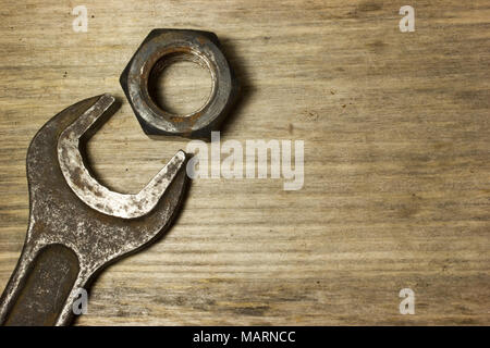 Chiave per dadi e bulloni su sfondo di legno Foto Stock