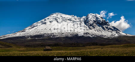 Vulcano Antisana, bella montagna innevata in una limpida giornata con cielo blu Foto Stock