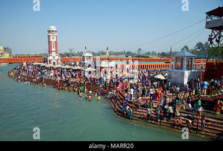 Puja cerimonia sulle rive del Gange Foto Stock