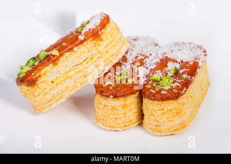 Luce di sfoglia croccante di pasta a strati guarnito con pistacchi e scaglie di cocco popolare dolci persiano In Iran chiamato Zaboon o Zaban Foto Stock