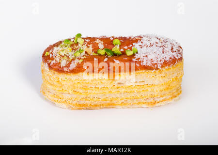 Luce di sfoglia croccante di pasta a strati guarnito con pistacchi e scaglie di cocco popolare dolci persiano In Iran chiamato Zaboon o Zaban Foto Stock