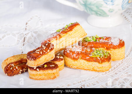 Luce di sfoglia croccante di pasta a strati guarnito con pistacchi e scaglie di cocco popolare dolci persiano In Iran chiamato Zaboon o Zaban Foto Stock
