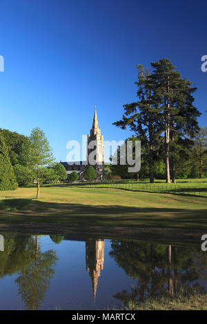 Vista estiva di San Pietro e di san Paolo la Chiesa, Exton village, Rutland County, England, Regno Unito Foto Stock