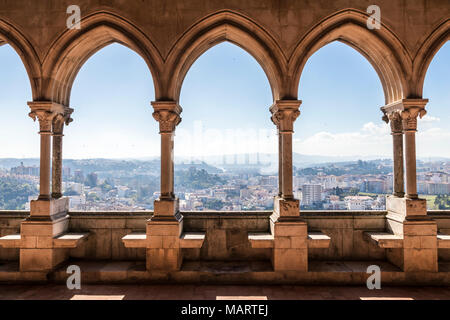 Leiria, Portogallo. Vista sulla città di Leiria da arcate gotiche del Paco de D Joao MI (Palazzo di Giovanni mi) Foto Stock