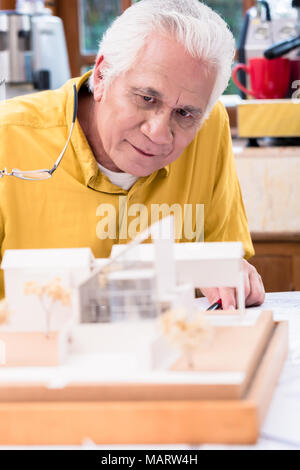 Asian architetto esperto studiando un innovativo progetto residenziale Foto Stock