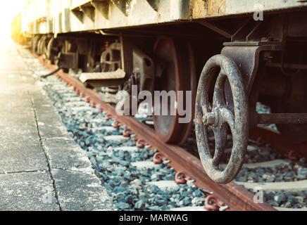 Vintage vecchio treno fermato nella stazione locale Foto Stock