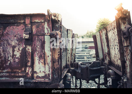 Il vecchio treno carico fermato nella stazione locale Foto Stock