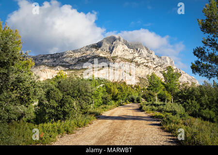 Montagne Sainte-Victoire - un calcare cresta di montagna nel sud della Francia vicino a Aix-en-Provence Foto Stock