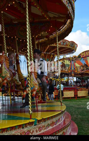 Vintage fiera carosello al 2014 Goodwood evento tenutosi presso il West Sussex circuito motorino. Foto Stock