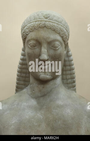 Kouros in marmo, noto come Apollo Milani. Inizio scultura Greca datato circa dal 550 a.c. in mostra al Museo Archeologico Nazionale di Firenze, Toscana, Italia. Foto Stock